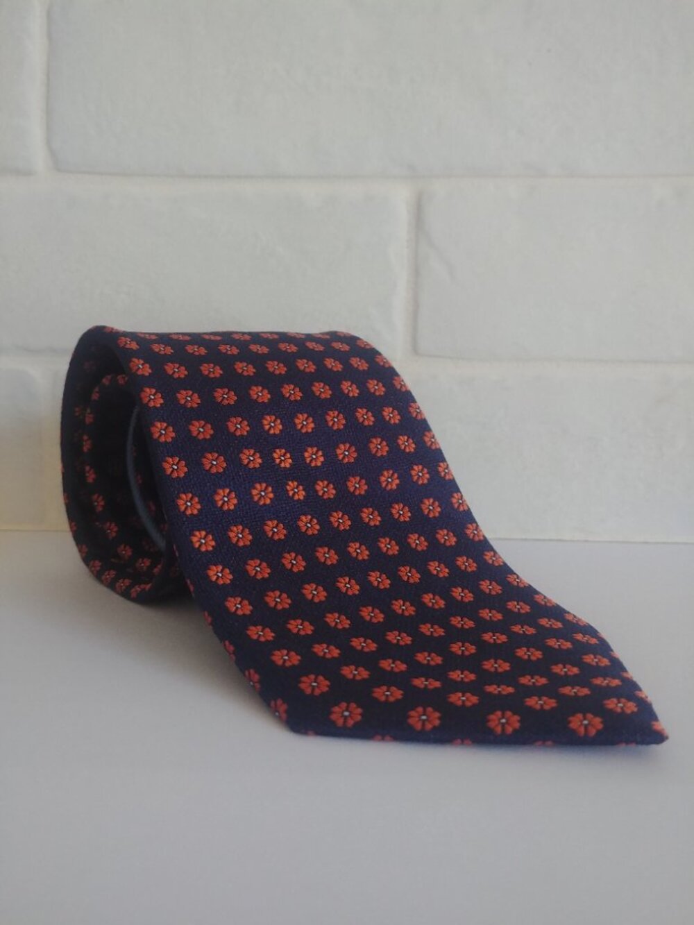 4/$20 Tommy Hilfiger 100% silk dark navy blue tie with orange daisy flowers